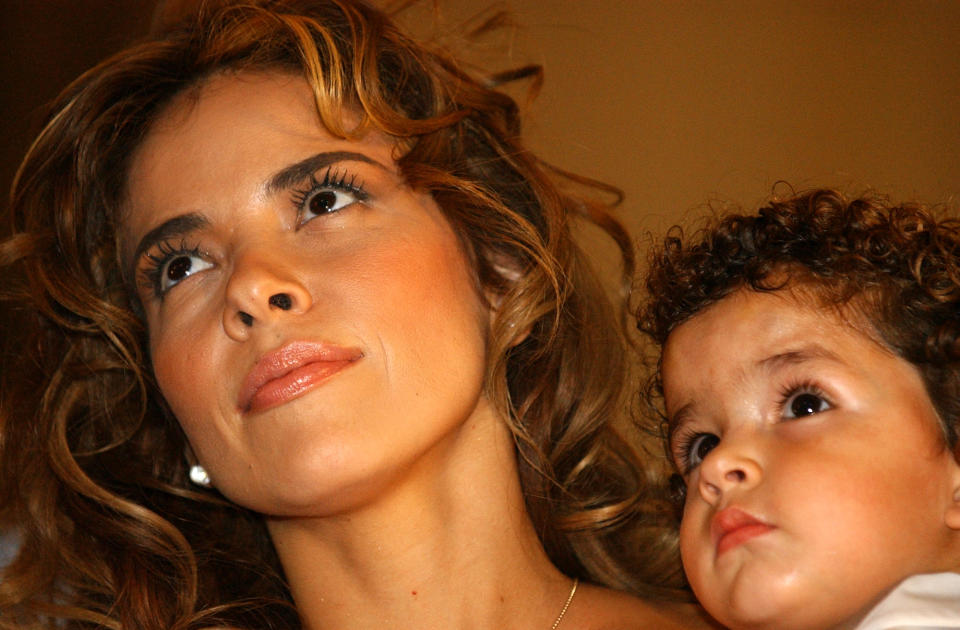 Gloria Trevi con su hijo pequeño en el 2004. (AP Photo/Jose Luis Magana)