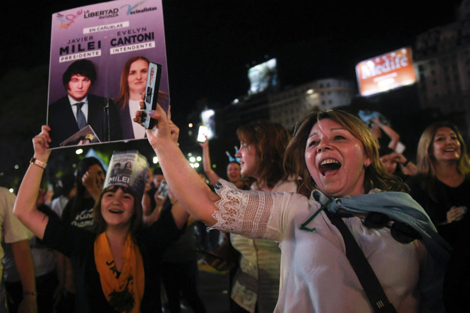 Seguidores de Javier Milei, candidato de la coalición Libertad Avanza, celebran su triunfo sobre Sergio Massa, ministro de Economía y candidato del peronismo, en el balojate presidencial en Buenos Aires, Argentina, el domingo 19 de noviembre de 2023. (AP Foto/Gustavo Garello)