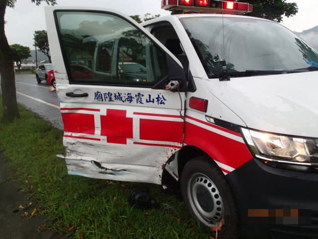 三星鄉自小客岔撞救護車連環車禍