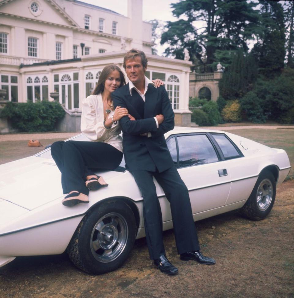 95 Incredible Behind-The-Scenes Photos That Take You Onto the Set of the James Bond Movies