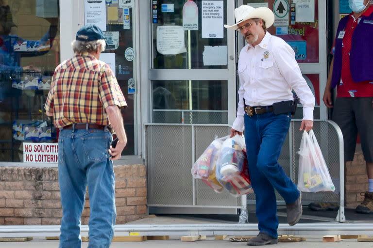 El actor fue visto entrando a una despensa y saliendo con varias bolsas con provisiones. El rodaje se estaba llevando a cabo cerca del set de la película Rust, donde Halyna Hutchins perdió trágicamente la vida 