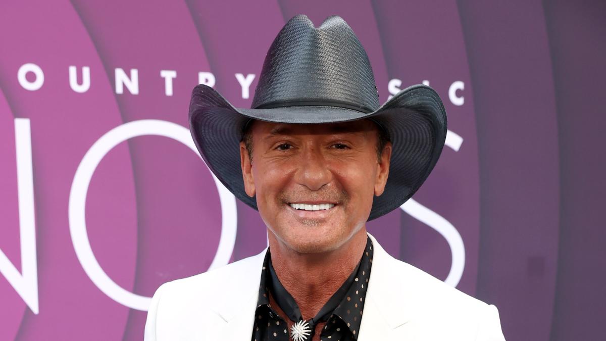 Tim McGraw's extremely rare photo with both brothers sparks