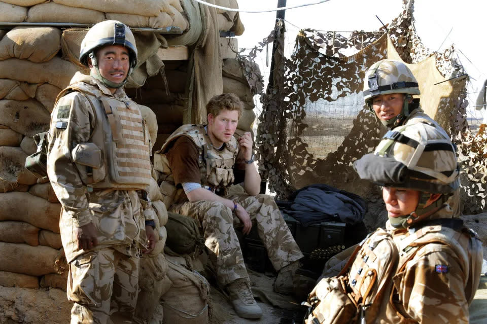 El príncipe Harry sentado con unos soldados gurkha en la provincia de Helmand, Afganistán, 2008. (Getty Images)