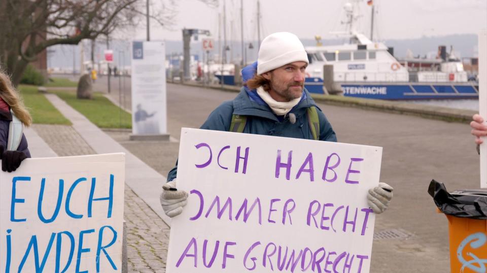 Querdenker Leif H. demonstriert in Kiel gegen die Corona-Maßnahmen der Regierung. Bild: NDR/Henning Wirtz)