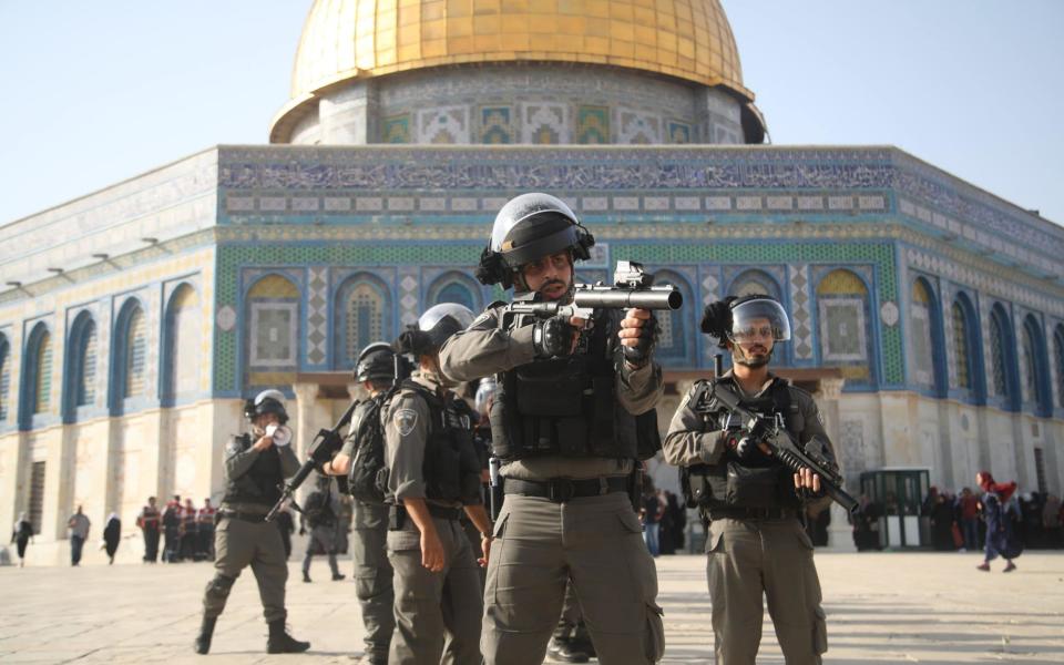 Clashes broke out inside the al-Aqsa compound - Anadolu