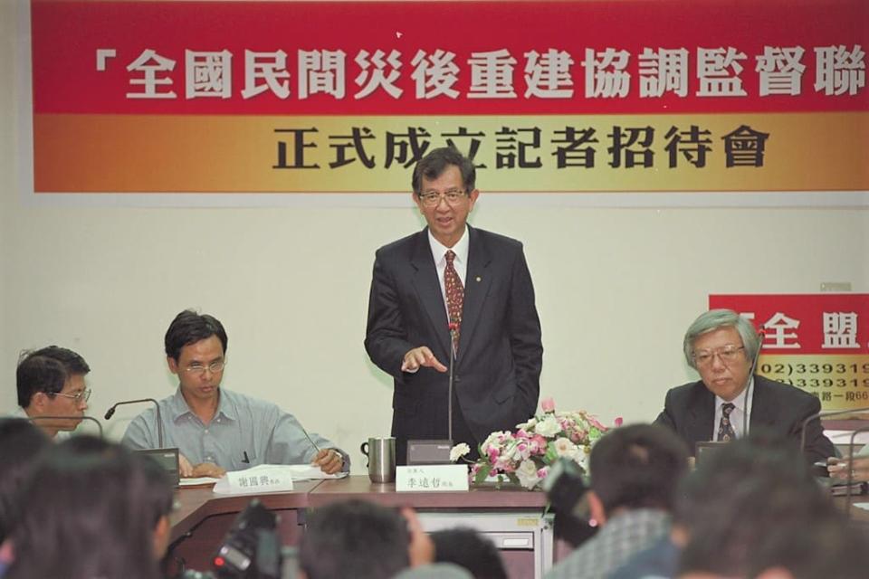 1999年10月7日全國民間災後重建協調監督聯盟成立，公推李遠哲擔任召集人。圖／取自文化部國家文化記憶庫