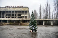 L'albero è stato installato nell'ambito di una campagna voluta dall'Associazione dei tour operator di Chernobyl. Ad addobbarlo sono stati gli ex residenti della cittadina, che hanno portato anche loro decorazioni. (Photo by Maxym Marusenko/NurPhoto via Getty Images)