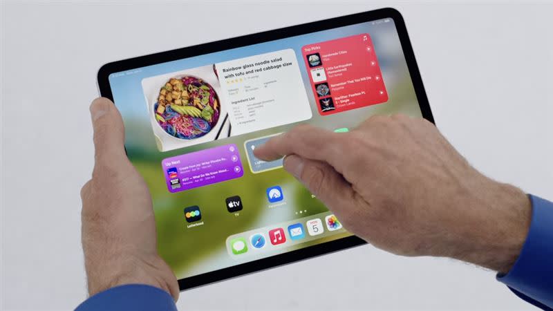 iPadOS 17 桌布小工具有更多客製化應用。 （圖／翻攝自蘋果開發者大會）