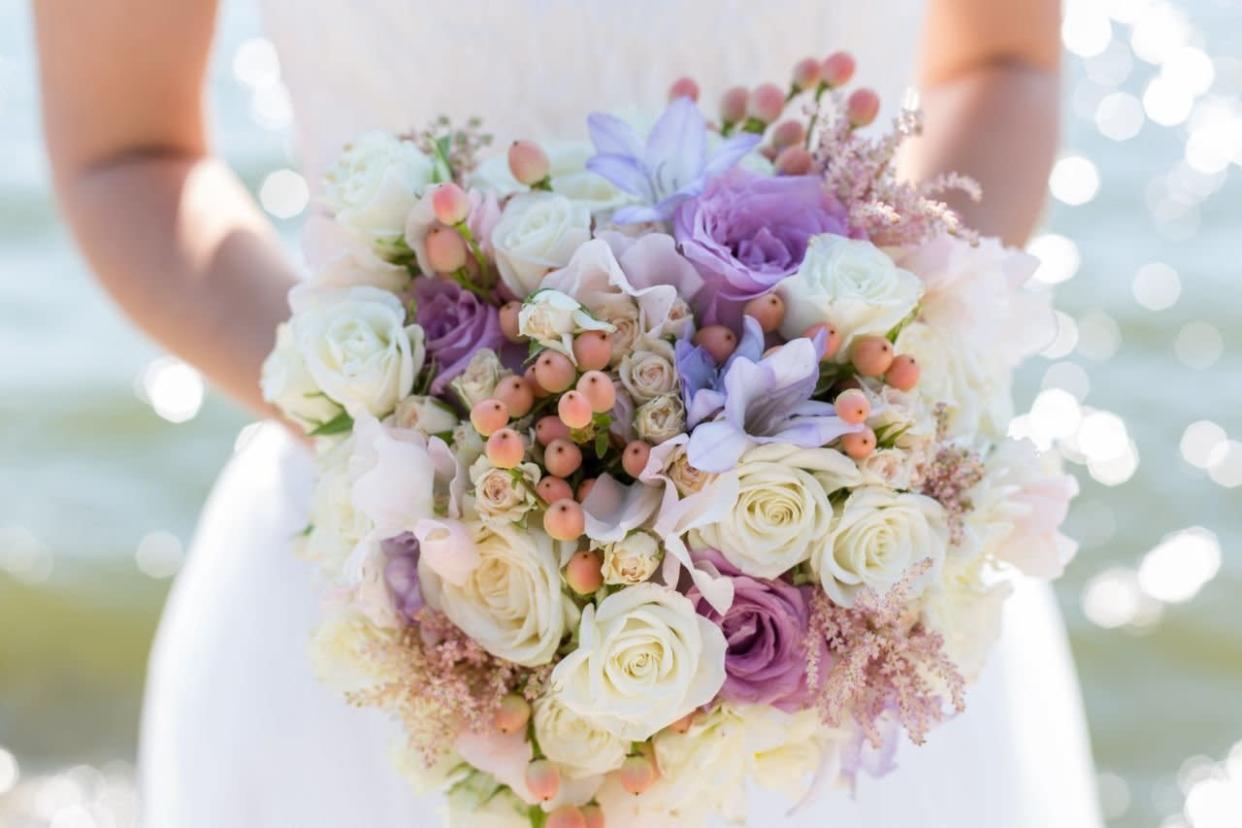 A bride has stole flowers for her wedding. [Photo: Getty]