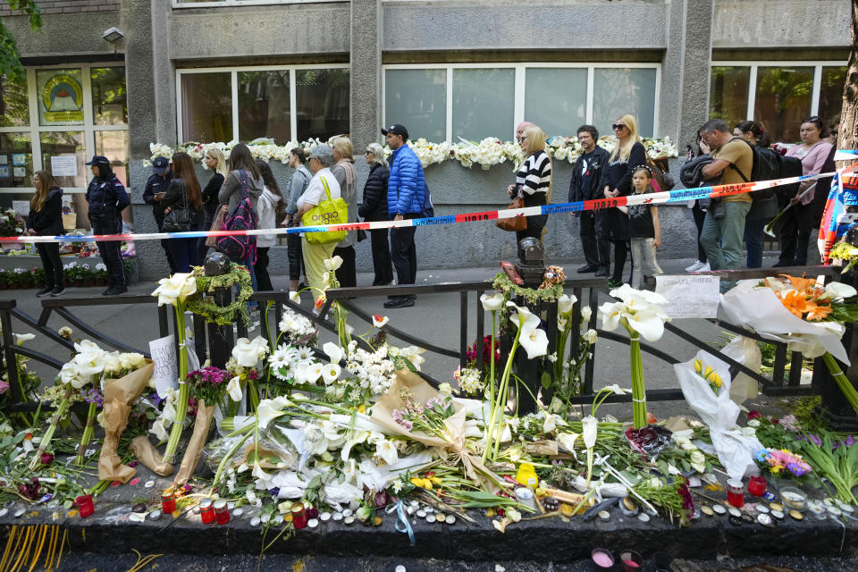 Serbien, Belgrad: Menschen warten darauf, sich in das Kondolenzbuch vor der Vladimir-Ribnikar-Schule einzutragen