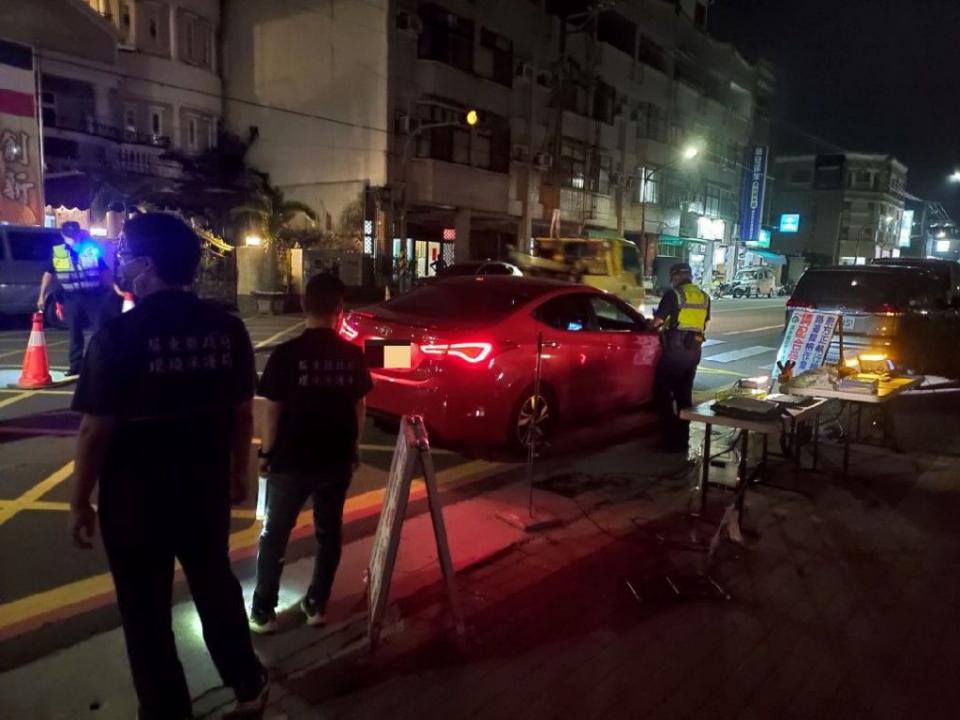 潮州警分局員警為遏止改裝車輛擾民，將加強取締改裝汽機車及噪音車。（記者鄭伯勝翻攝）