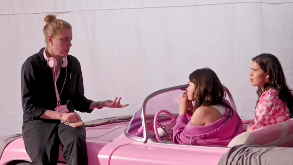 導演葛莉塔．潔薇（左）以《芭比》成為美國影史第29位10億美元票房導演。