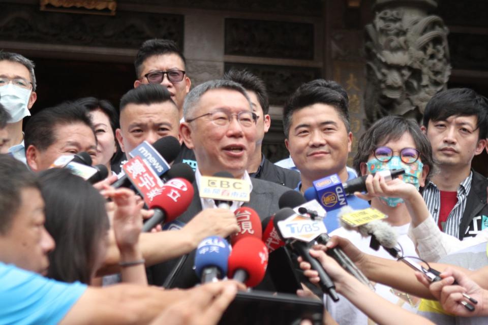 柯文哲28日率已獲民眾黨徵召投入立委台中第一選區的前立委蔡壁等人到鎮瀾宮參拜。如王乙徹攝