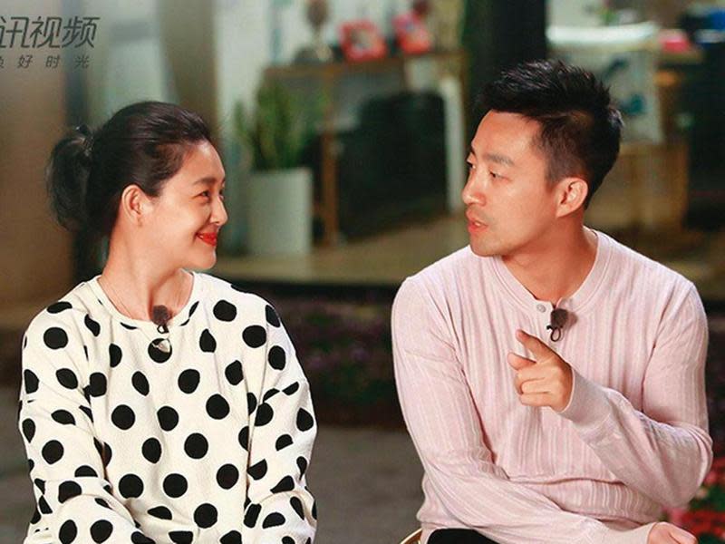 大S（左）與汪小菲（右）2018年在中國節目《幸福三重奏》的親密互動，已成過去式。（翻攝騰訊）