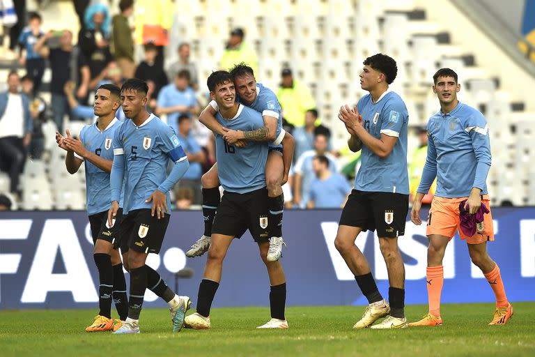 Los jugadores de Uruguay festejan la clasificación para la final del Mundial Sub 20 tras derrotar a Israel en La Plata; la Celeste procura su primera conquista global en la categoría.