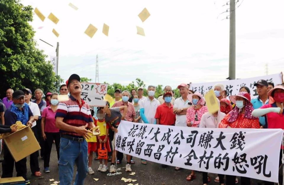 嘉義縣民雄鄉西昌村民控堆肥場飄出屍臭味！兩、三百位村民怒轟大成公司要求遷出堆肥場。（記者湯朝村攝)