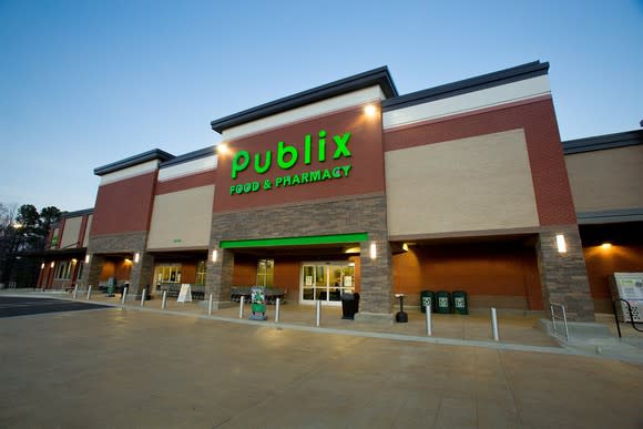 Publix store as seen from outside, with green sign and empty driveway.