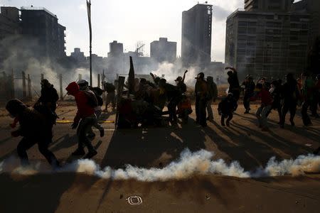 Anti-government protesters clash with police at Altamira square in Caracas in this March 16, 2014 file photo. REUTERS/Jorge Silva/Files