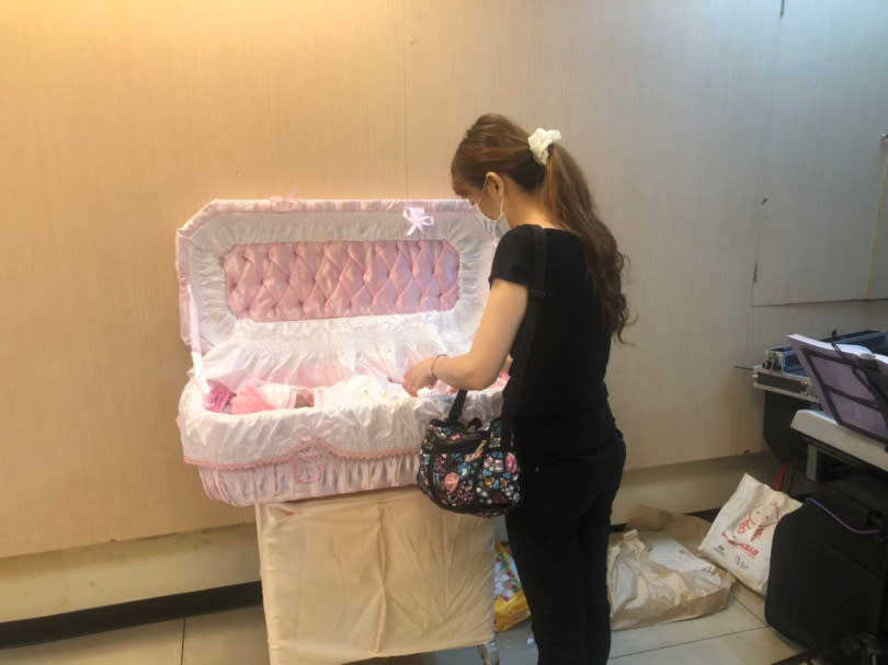 杜永光與女業務所生的女兒，遺體在冰存20個月後，今天終於出殯。（圖／本刊攝影組）