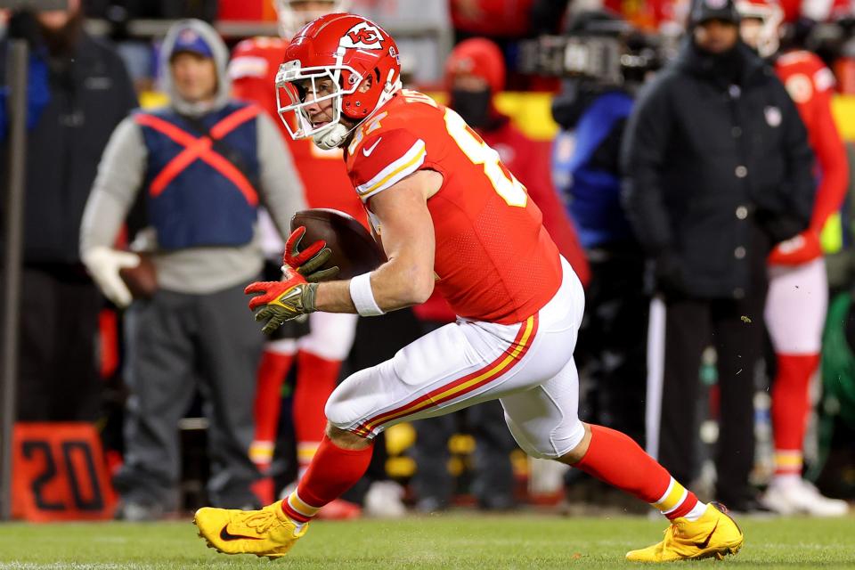KANSAS CITY, MISSOURI - JANUARY 29: Travis Kelce #87 of the Kansas City Chiefs carries the ball against the Cincinnati Bengals during the first quarter in the AFC Championship Game at GEHA Field at Arrowhead Stadium on January 29, 2023 in Kansas City, Missouri. (Photo by Kevin C. Cox/Getty Images)
