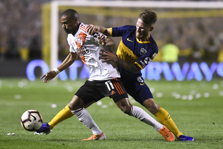 Nicolás De la Cruz disputa la pelota con Alexis Mac Allister, en la semifinal de la Libertadores 2019