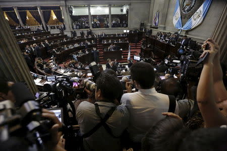 Members of the media await a vote by the congress to decide if Guatemalan President Otto Perez Molina is to be stripped of his presidential immunity, in Guatemala City, September 1, 2015. REUTERS/Jorge Dan Lopez