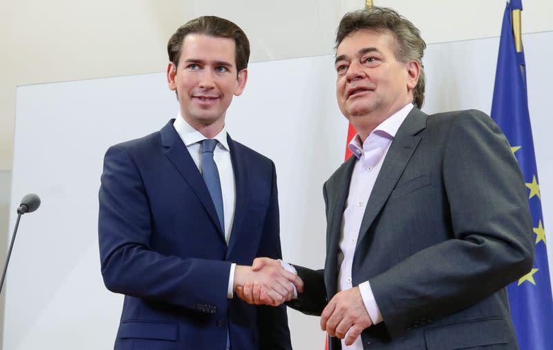 El líder del Partido Verde de Austria, Werner Kogler, y el jefe del Partido Popular (OeVP), Sebastian Kurz, se dan la mano después de hacer una declaración en Viena, Austria, el 1 de enero de 2020