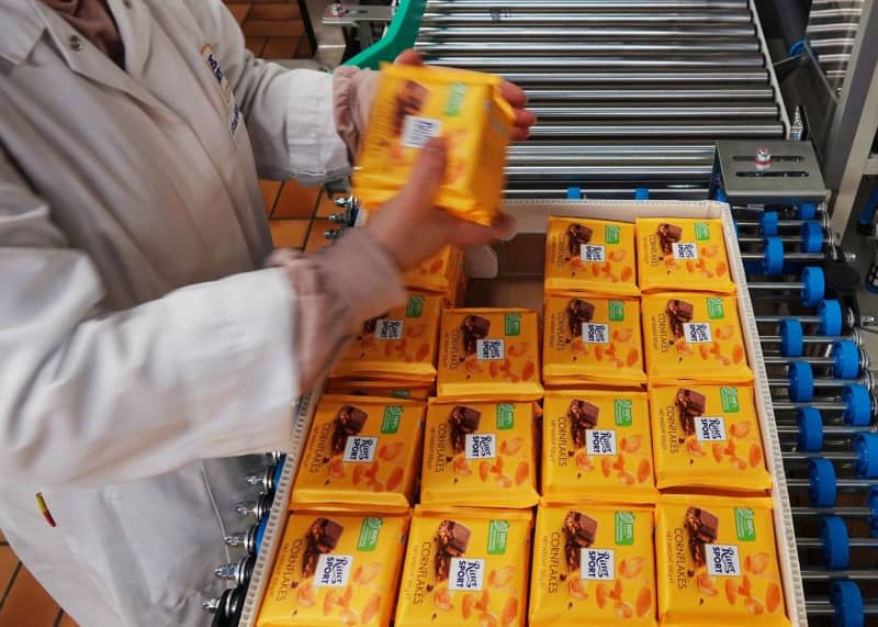 Chocolate bars are in production on a conveyor belt at the headquarters of Alfred Ritter GmbH & Co.  KG, on a conveyor belt.  Anna Ross/dpa