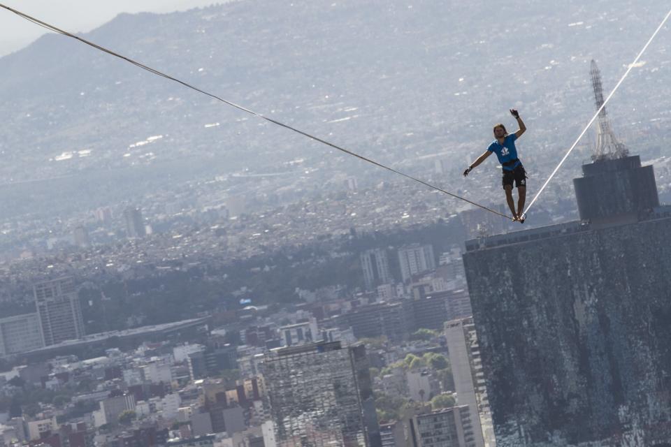 FOTOS: Alemán camina sobre cinta entre dos torres de Ciudad de México y rompe marcas