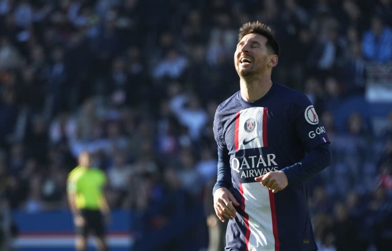Lionel Messi del PSG reacciona tras desperdiciar una ocasión de gol en el partido contra Auxerre por la liga francesa, el domingo 13 de noviembre de 2022, en París. (AP Foto/Michel Euler)