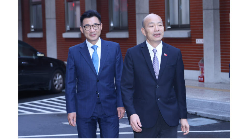 立法院長韓國瑜（右）步入立法院康園餐廳，要與民眾黨主席柯文哲餐敘。陳品佑攝