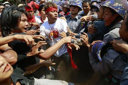 Police clash with student protesters during a protest in Letpadan March 10, 2015. REUTERS/Soe Zeya Tun