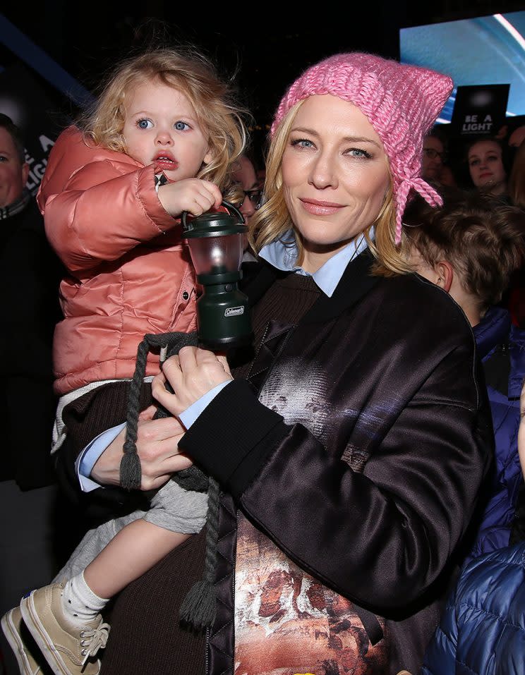 Blanchett holding daughter Edith. (Photo: Getty Images)