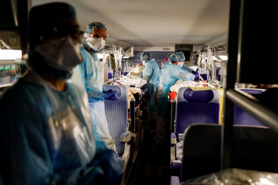 Pacientes de coronavirus trasladados en trenes por el desborde en los hospitales de París