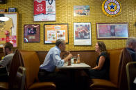 <p>26. Juni 2014: Präsident Obama isst mit Rebekah Erler in Minneapolis zu Mittag. Ehrler, damals 36, eine arbeitende Mutter von zwei Vorschulkindern, hatte dem Präsidenten einen Brief über ihre wirtschaftlichen Schwierigkeiten geschrieben. </p>