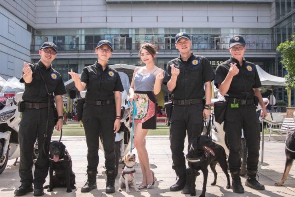 竹市警局九日更找來台中市警犬隊的緝毒犬Tiny、偵爆犬Pinky展現訓練成果，並邀請專業教官謝文智帶來擬真毒品，提供民眾辨識學習。（記者曾芳蘭攝）