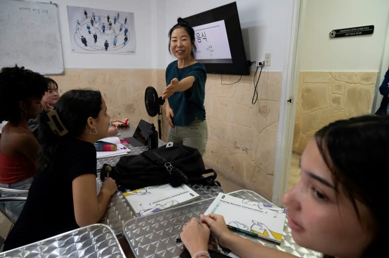 (FILES) Director of the AuAu La directrice du Centre culturel sud-coréen de La Havane, Hohyun Joung enseigne la langue coréenne à de jeunes Cubains, le 30 octobre 2023 (YAMIL LAGE)