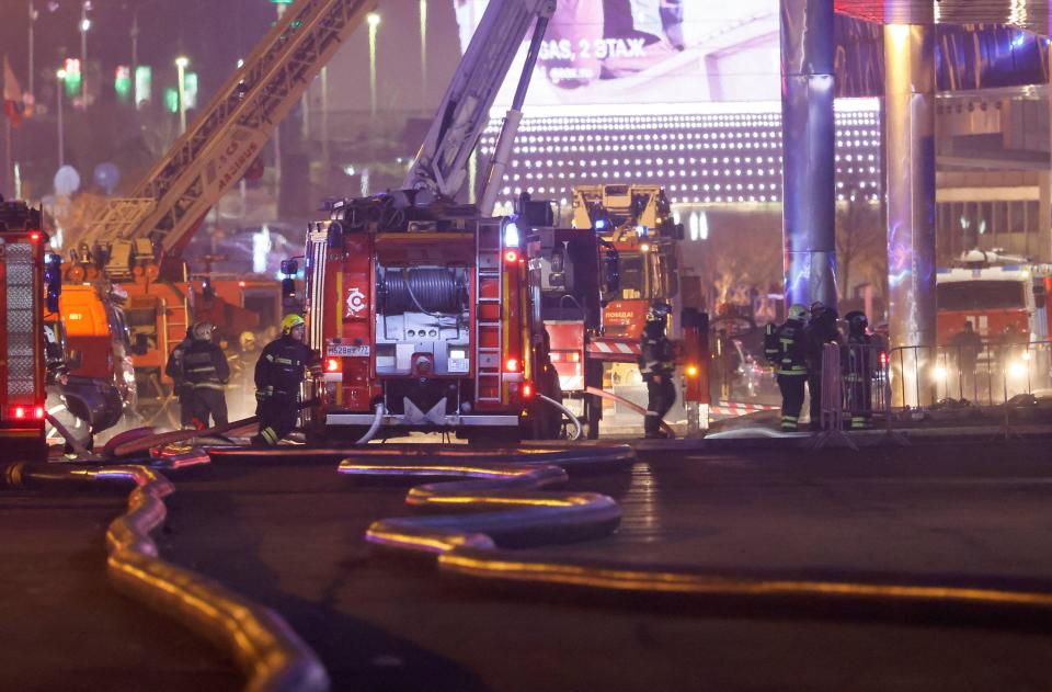 Bomberos en el sitio del incidente. (BBC)