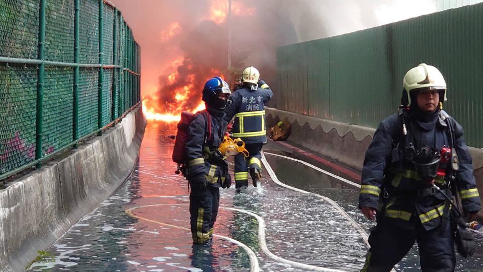 新北市五股區一處中油地下管線， 30日中午疑似因加壓發現爆裂起火。（新北市消防局提供）