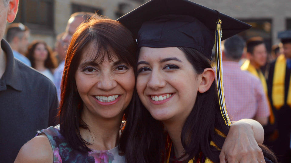 mom-and-graduating-daughter_t20_2JgWrE