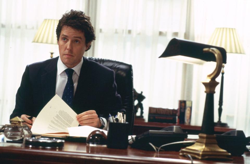 Und natürlich "Tatsächlich ... Liebe" - mit Hugh Grant als hinreißendem britischen Premierminister, der sich in sein Dienstmädchen verliebt. (Bild: Universal Studios)