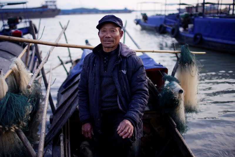 The Wider Image: Fishermen cry foul as China bids to fix drought-hit lake