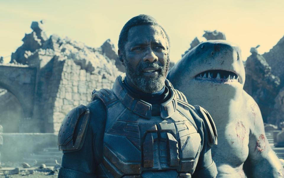 Der Söldner Bloodsport (Idris Elba) und der humanoide Hai King Shark gehen ein Himmelfahrtskommando an. (Bild: 2021 Warner Bros. Entertainment Inc. TM & © DC.)