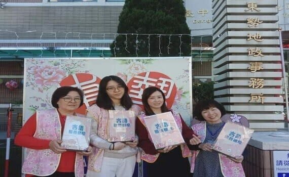 東勢地政事務所表示，服務台有專為轄區原住民設置的原住民單一窗口，除有專人溝通外也能透過視訊與和平區公所地政服務站直接用母語對談公事，同仁近半數通過客語認證，都能在櫃檯或測區外業及各類會議活動宣導用客語無礙溝通，並提供外籍朋友在印尼語、越南語的土地問題通譯。