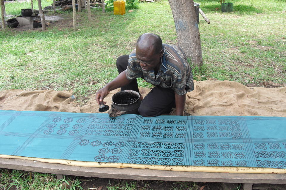 File:Adinkra printing.jpg - Wikimedia Commons