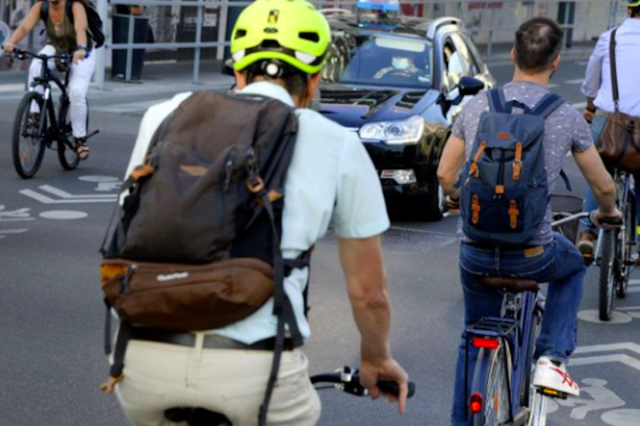 Un cycliste leur fait un doigt d'honneur, ils lui foncent dessus en voiture  !