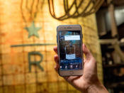 Kunden können auch etwas lernen, wenn sie die Starbucks Roastery in Shanghai besuchen. Denn hier läuft vieles digital. Einfach die entsprechende App auf das Handy laden und auf irgendetwas in der Filiale richten. Sofort erscheinen interessante Infos rund um das Thema Kaffee. (Bild-Copyright: Starbucks)