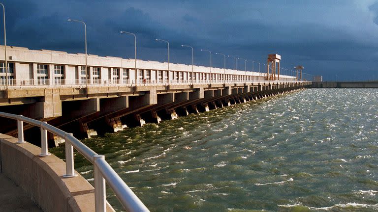 Una imagen de estación hidroeléctrica de Yacyretá de 2004 sobre el río Paraná, entre Corrientes y Paraguay