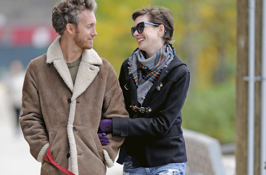 <b>Anne Hathaway & Adam Schulman</b><br><br>Gassigehen mit Hund Esmeralda in Brooklyn. Anne Hathaway hat sich bei ihrem Ehemann eingehängt und strahlt ihn über das ganze Gesicht an. So schön kann Alltag sein. (Bild: Splash News)