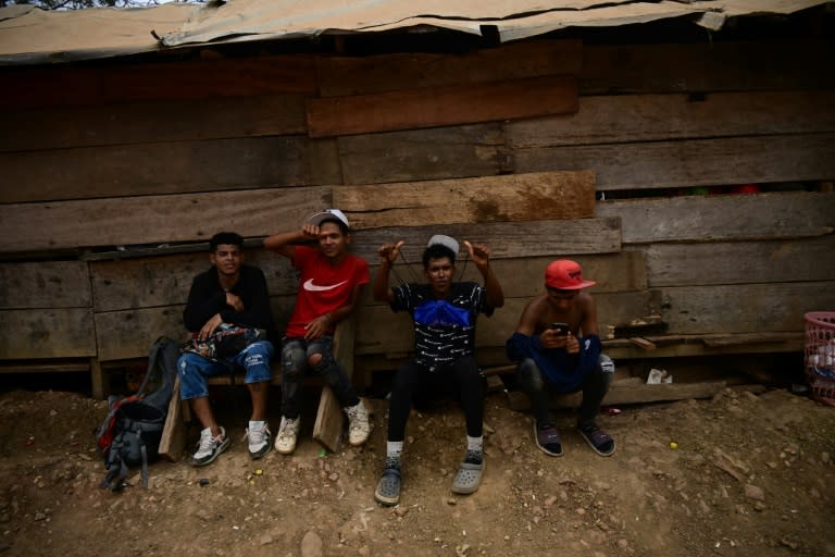 Migrantes son fotografiados durante su estancia en la Estación de Recepción de Migrantes en Lajas Blancas, provincia de Darién, Panamá, el 11 de marzo de 2024 (MARTIN BERNETTI)